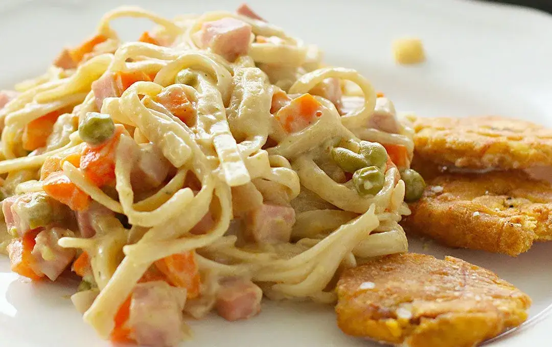 Ingredientes para pasta con verduras frescos en una mesa de cocina