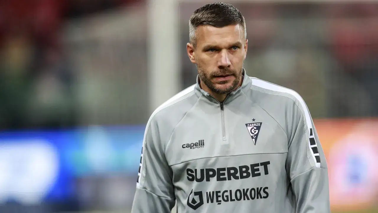 Trener G&oacute;rnika Zabrze w szarej bluzie z logo klubu. Najnowsze wiadomości o zespole.