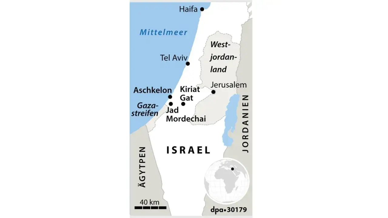 Karte von Israel mit Städten wie Tel Aviv, Jerusalem und Haifa. Sie zeigt die Geschichte Israels und die umliegenden Gebiete wie den Gazastreifen und das Westjordanland.