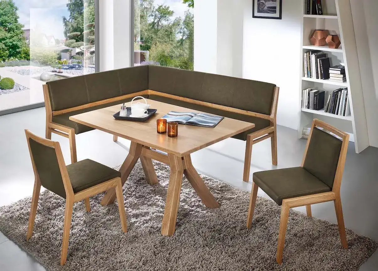 Moderne eckbank ideen: Gemütliche Ecke mit Holztisch, Kissen und Kerzen. Perfekt für ein stilvolles Esszimmer.