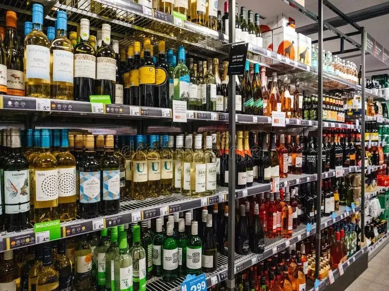 Wnętrze hurtowni alkoholu z rzędami butelek