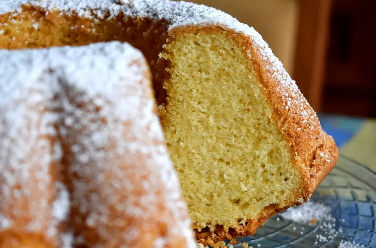 Puszysta babka piaskowa, idealna na niedzielę. Ten babka piaskowa przepis babci zawsze się udaje!