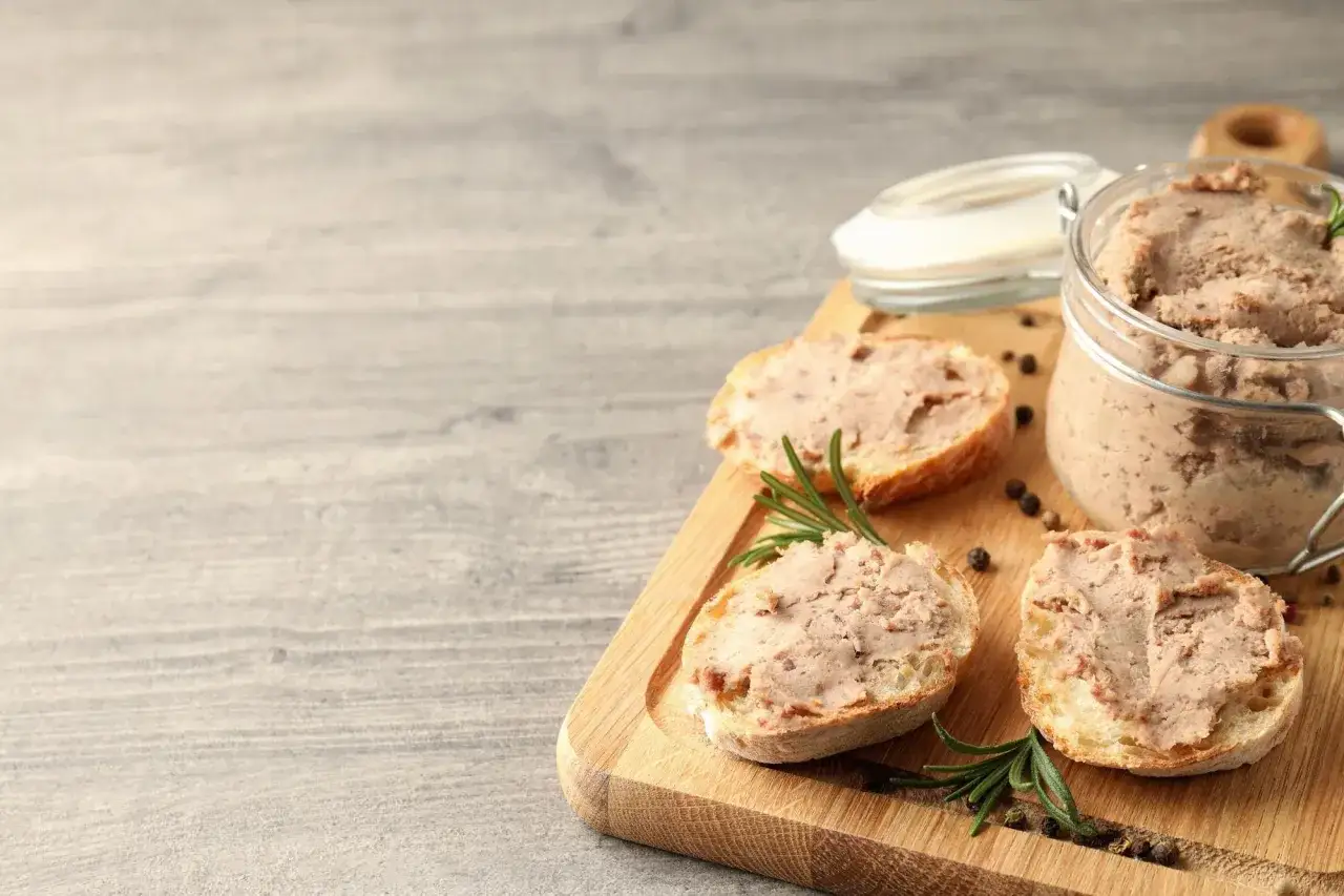 Domowy smalec na chlebie z rozmarynem. Czy domowy smalec jest zdrowy? Pytanie, na które odpowiedź zależy od składników.