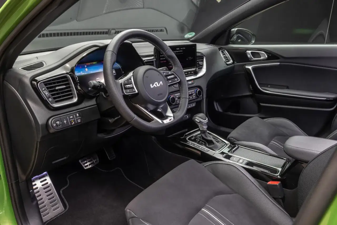 Wnętrze Kia XCeed z nowoczesnym kokpitem i ekranem multimediów. Wiele osób szuka kia xceed opinie, by poznać ten model.
