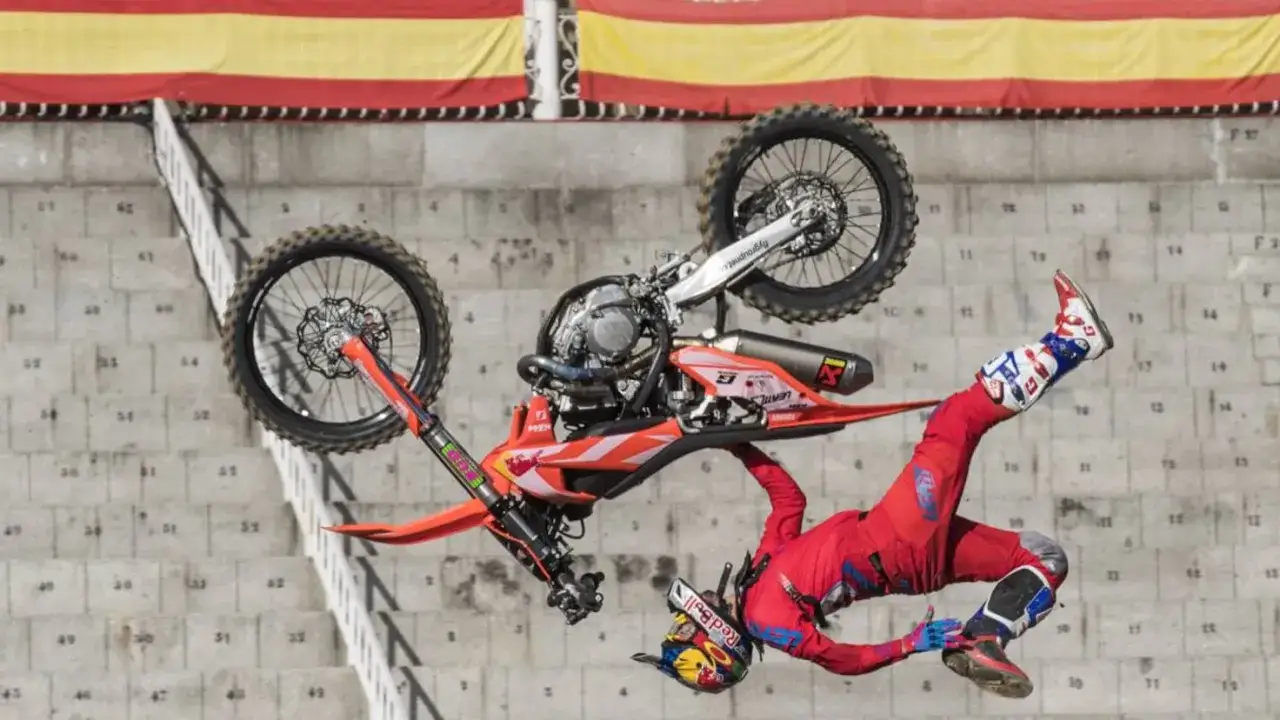 Dani Torres realiza un espectacular salto de freestyle, suspendido en el aire junto a su moto.