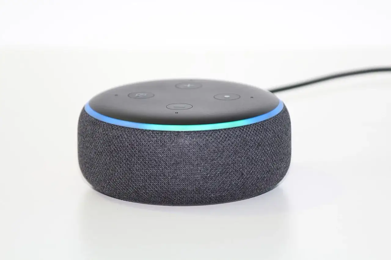Ein grauer Echo Dot mit leuchtendem Ring, bereit, Alexa Skills zu aktivieren und den Alltag zu erleichtern.