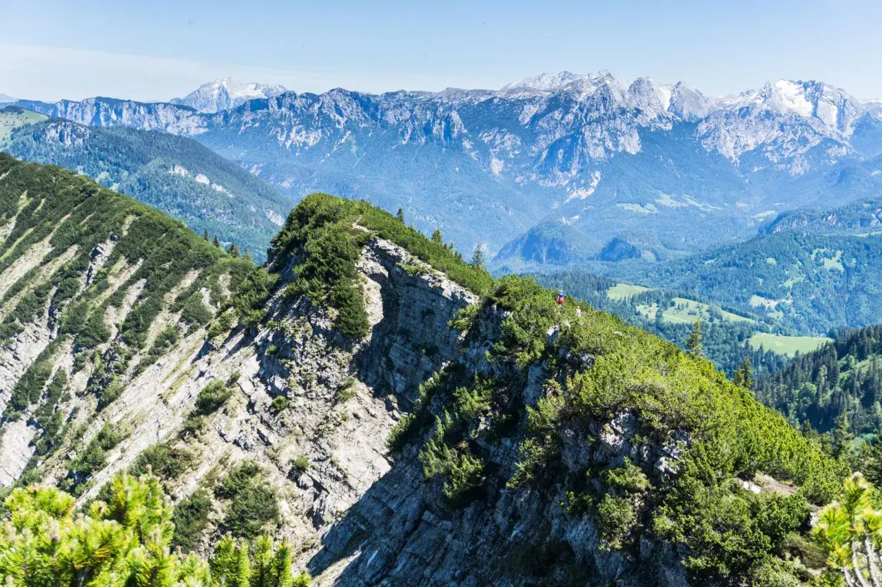 Winklmoosalm wandern: Wanderer genießen die atemberaubende Aussicht auf die Alpen.
