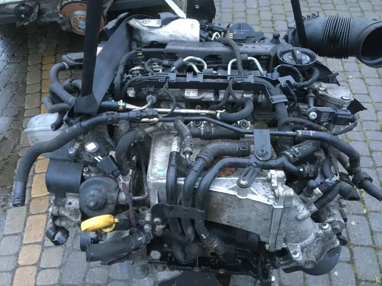 Silnik VW Passat W8, widok z góry, pełen przewodów i elementów, gotowy do montażu.