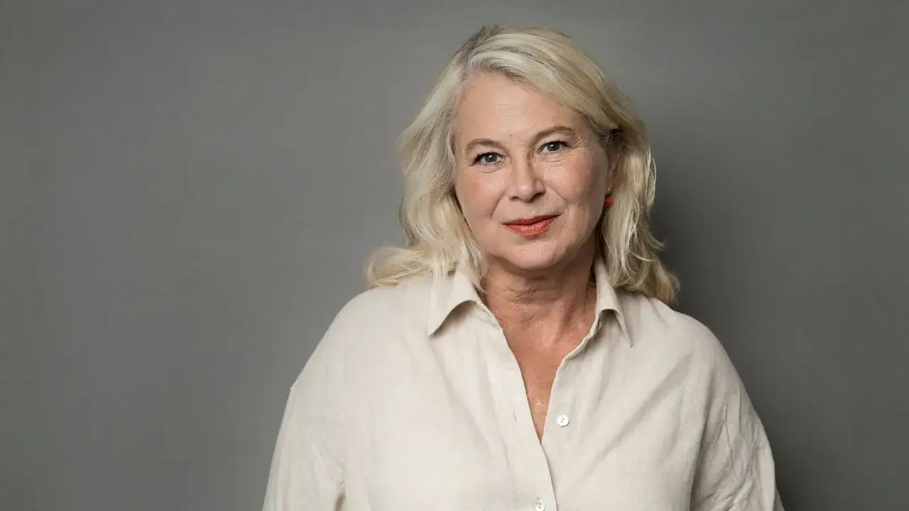 Helena von Zweigbergk, med sitt blonda h&aring;r och v&auml;nliga leende, ser ut som en person som vet hur man hanterar livet, kanske som en trygg partner.