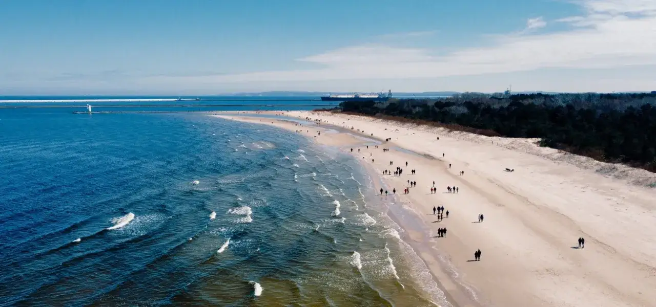 Spacerem po plaży w Świnoujściu, gdzie zimą też można podziwiać atrakcje, jak latarnia morska i statki na morzu.