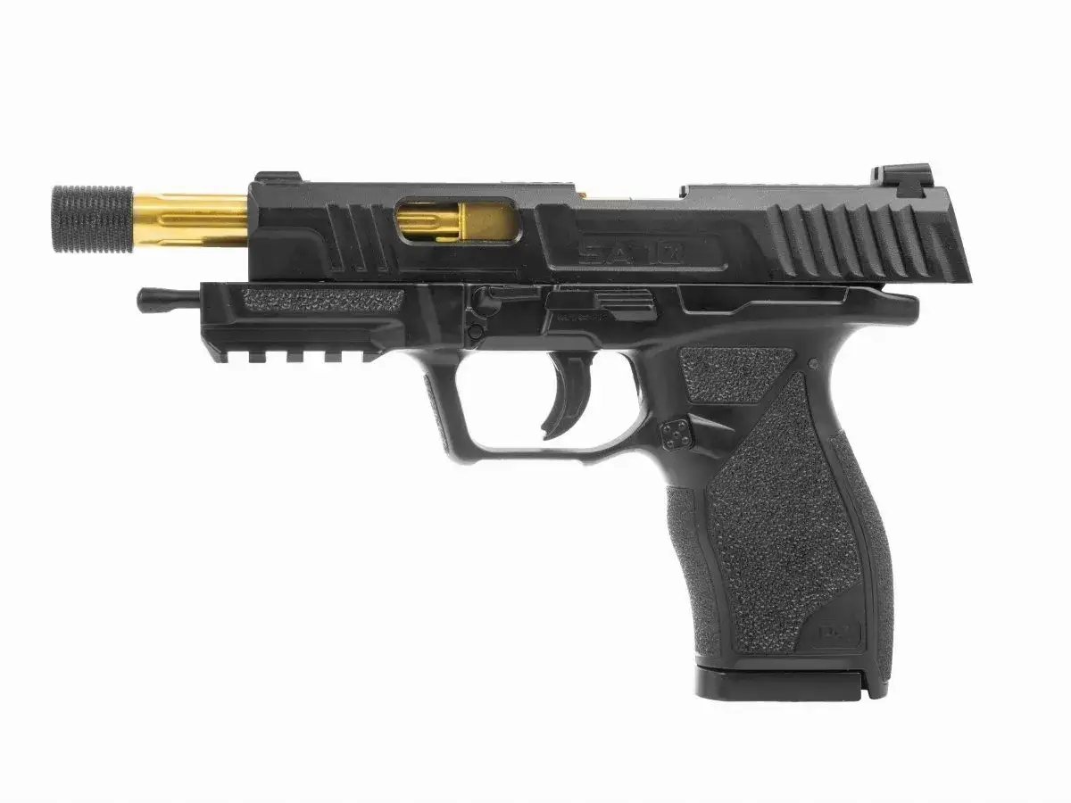 Czarny pistolet Umarex SA10 z lufą w kolorze złota, gotowy do akcji.