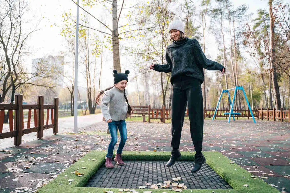 kobieta w ciąży zastanawiająca się nad ćwiczeniami na trampolinie