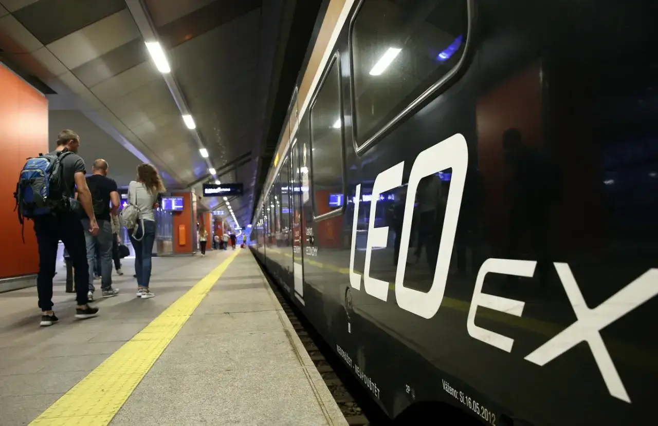 Pasażerowie czekają na peronie na pociąg Leo Express z Katowic do Pragi.