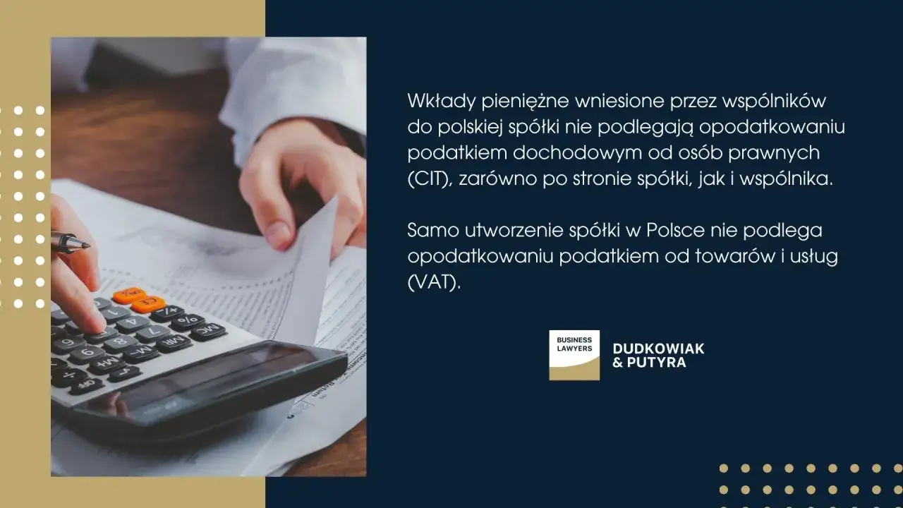 Ręce liczą na kalkulatorze, analizując dokumenty. Wkłady do spółki nie podlegają opodatkowaniu, co ułatwia prowadzenie biznesu.