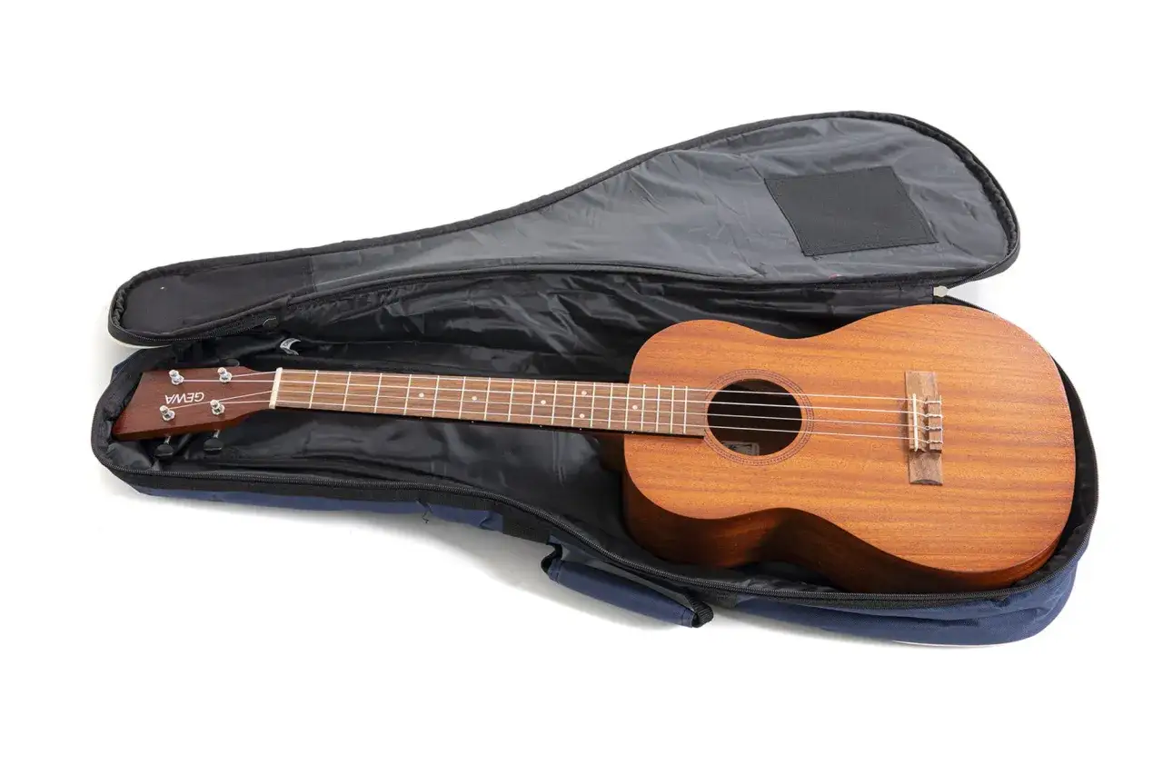 Brązowe ukulele w futerale. Ten instrument ma cztery struny, co jest typowe dla ukulele.