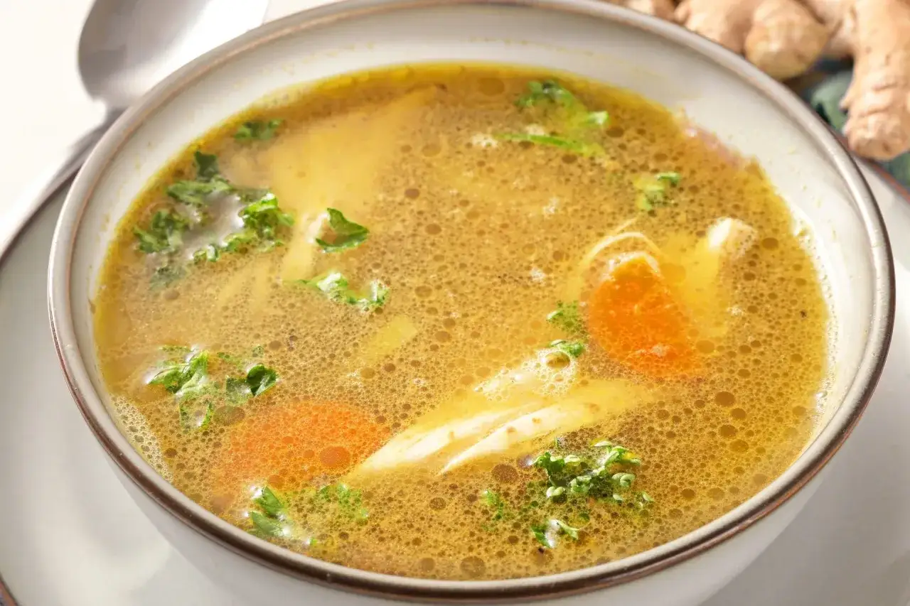 Aromaticzny rosół z mięsem, marchewką i natką pietruszki. Idealny na chłodne dni.