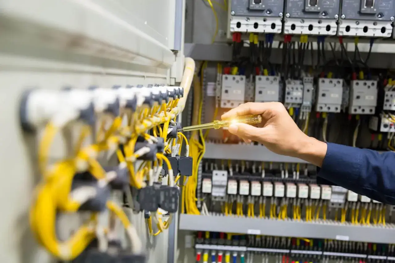 Elektryk sprawdza instalację. Czy warunki szkodliwe wpłyną na emeryturę po nowemu?