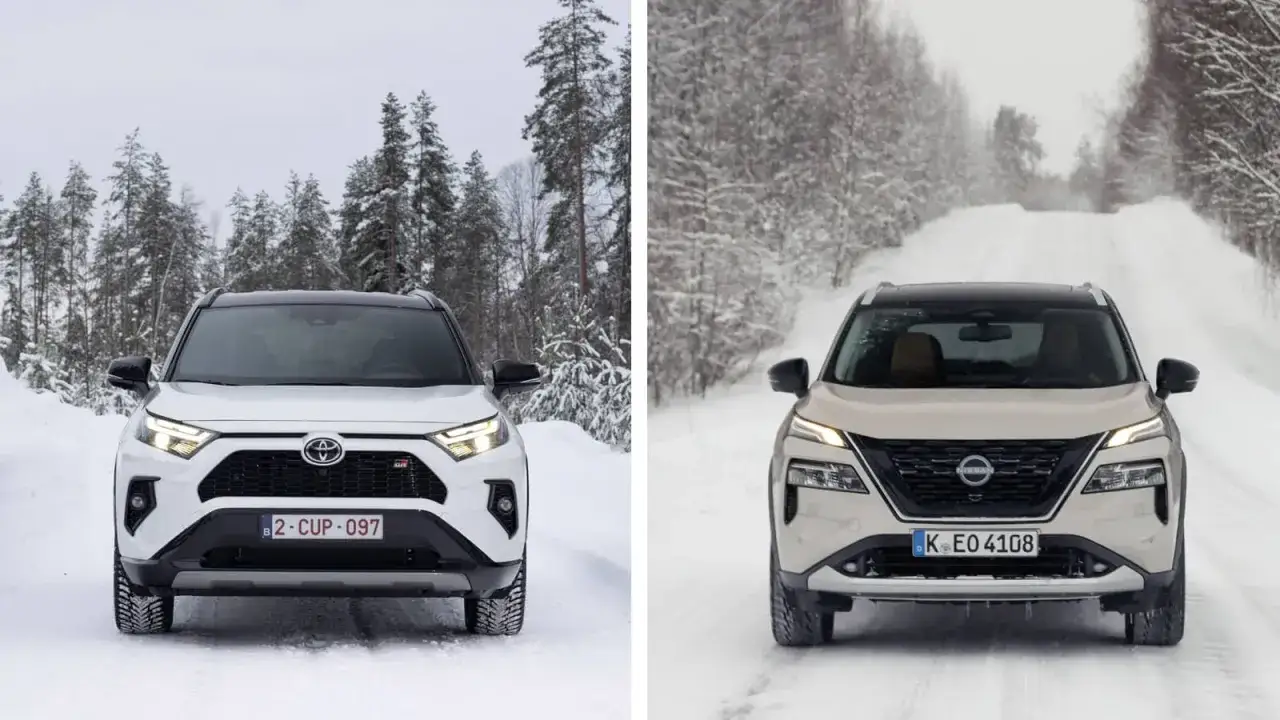 Biały suv Toyota RAV4 i beżowy Nissan X-Trail na zaśnieżonej drodze w lesie.
