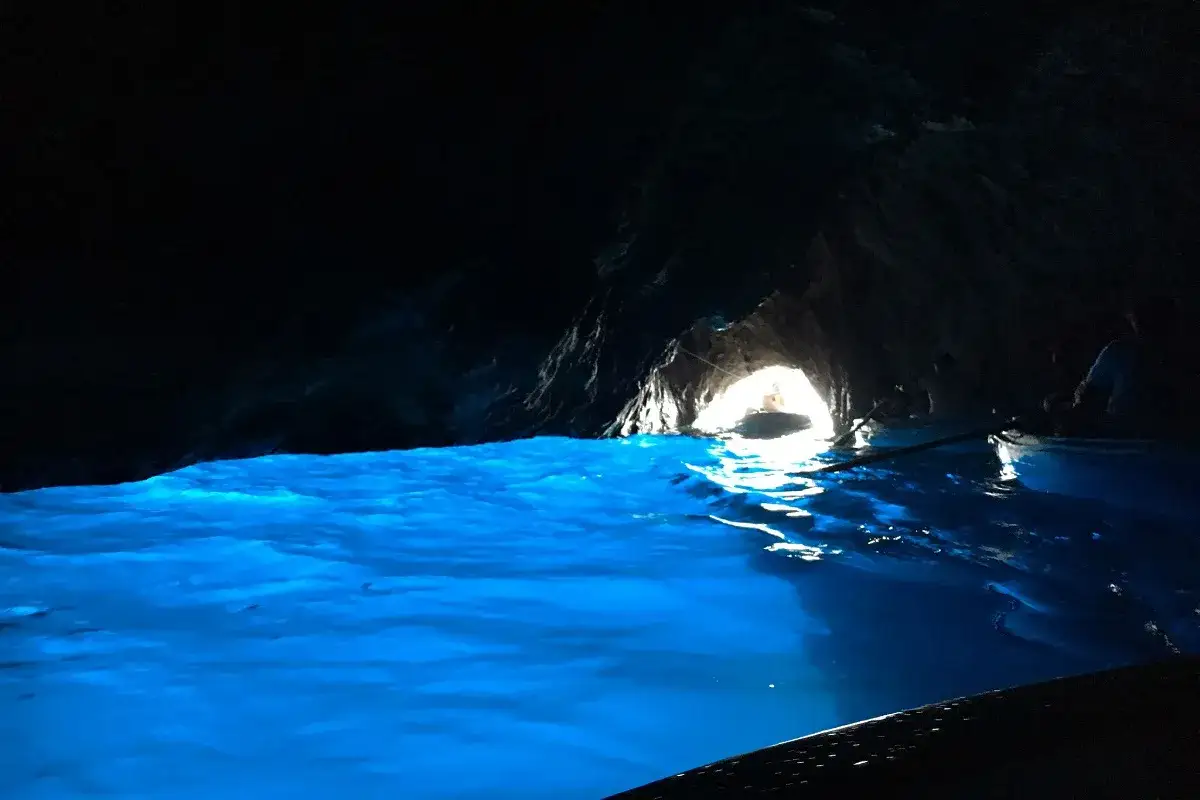 L'acqua di un blu elettrico illumina la grotta, riflettendo la luce che filtra dall'ingresso. Un'esperienza magica nella gruta azul.