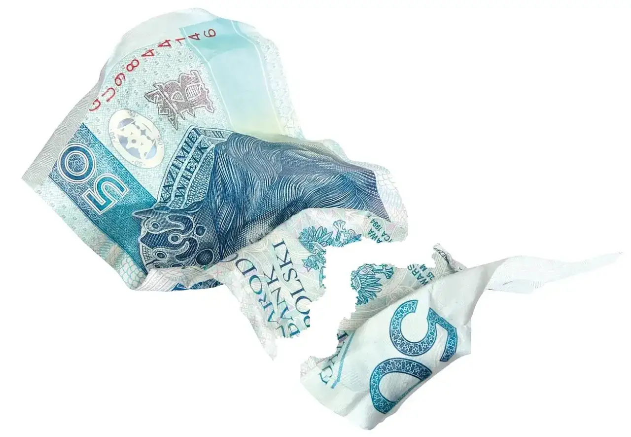 Rozdarty banknot 50 zł. Czy sklejone banknoty są ważne? Zależy od stopnia uszkodzenia.