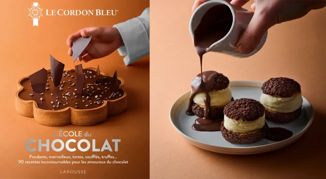 Des profiteroles au chocolat, garnies de cr&egrave;me et napp&eacute;es de sauce, sont pr&eacute;sent&eacute;es sur une assiette. Une autre p&acirc;tisserie au chocolat est d&eacute;cor&eacute;e.