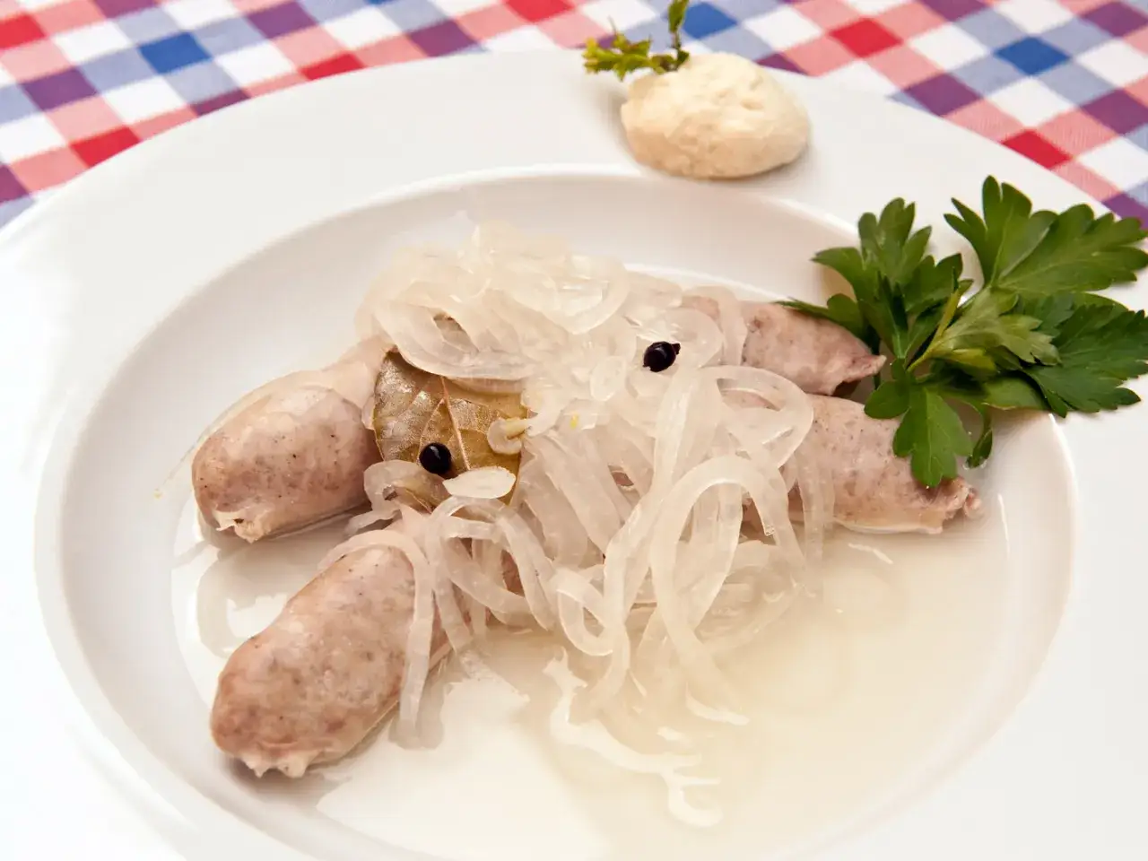 Was sind blaue Zipfel? Kleine W&uuml;rstchen in einer klaren Br&uuml;he mit Zwiebeln, Lorbeerblatt und Pfefferk&ouml;rnern, garniert mit Petersilie.