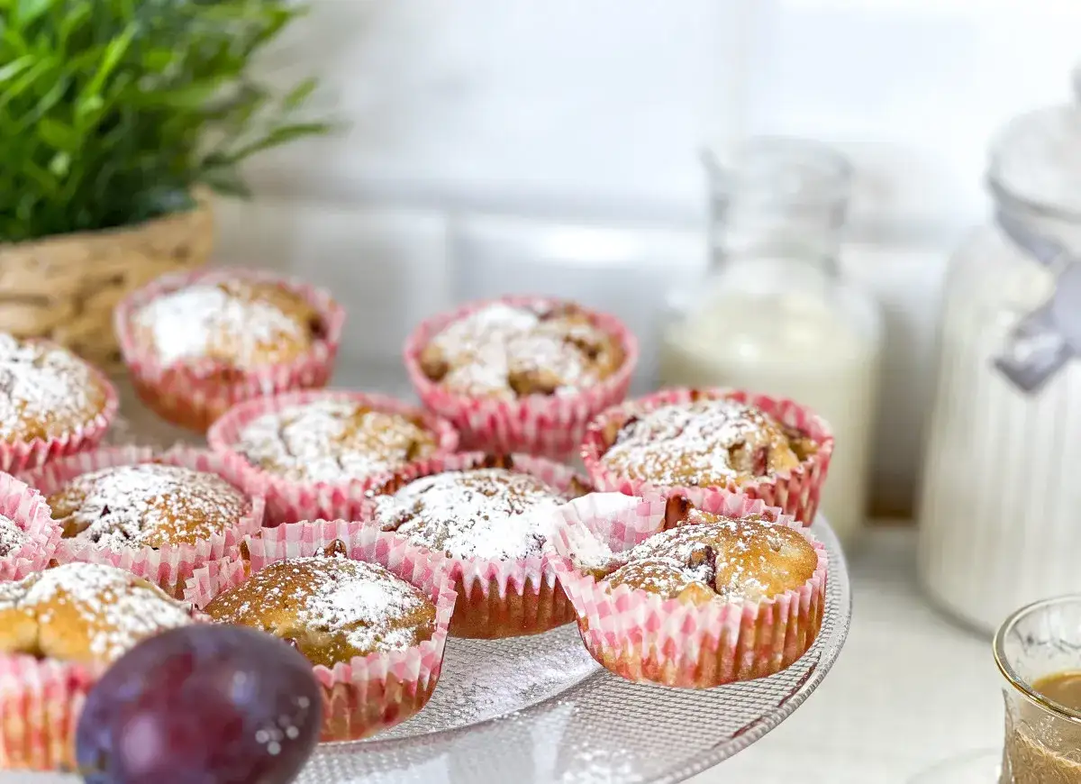 Pyszne muffiny z powidłami śliwkowymi, posypane cukrem pudrem, gotowe do podania.