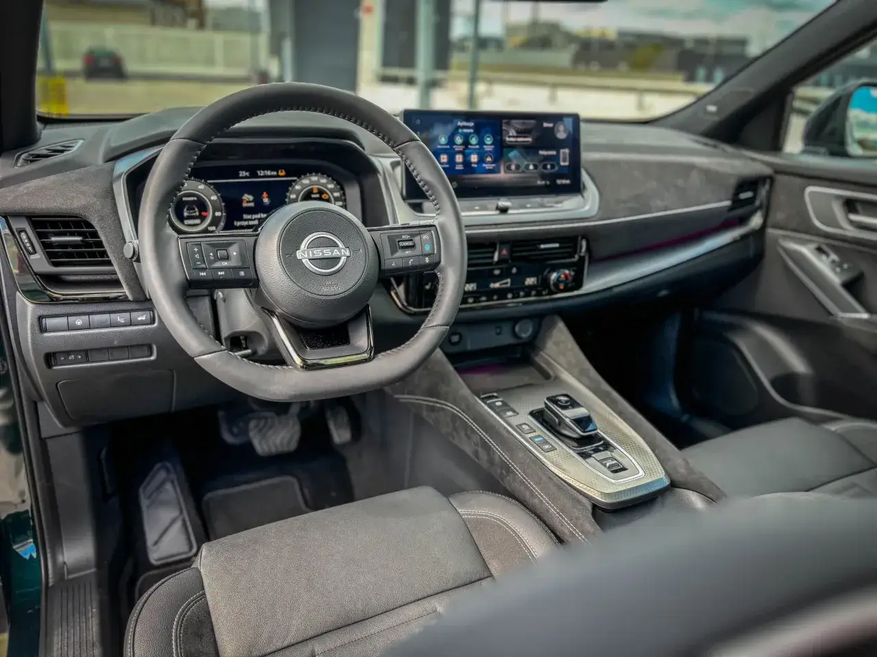 Wnętrze Nissana Qashqai z nowoczesnym ekranem i kierownicą. Sprawdź atrakcyjną nissan qashqai cena.