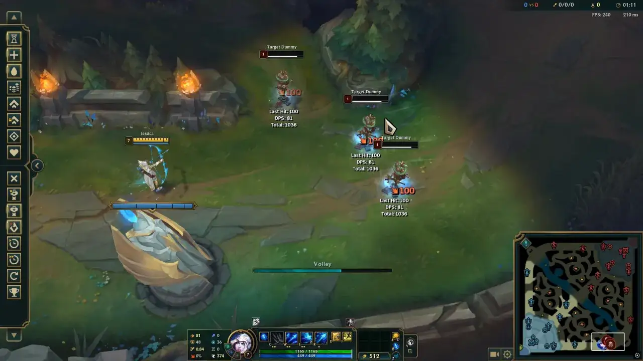 Gra League of Legends, postać Jessica testuje swoje umiejętności na manekinach. Wskaźnik FPS pokazuje 240, a ping 210 ms.