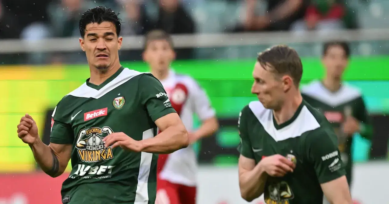 Piłkarze Śląska Wrocław w zielonych strojach, jeden z grymasem na twarzy. Czy to zapowiedź udanych transferów?