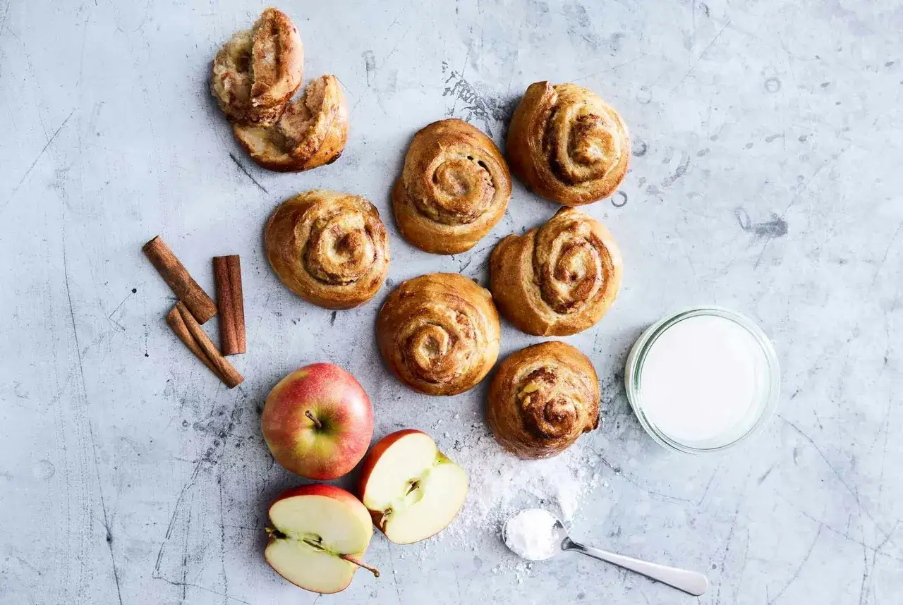 Kanelbullar som är perfekta att baka i airfryer. Äpplen, kanelstänger och mjölk ger inspiration till dessa godsaker.