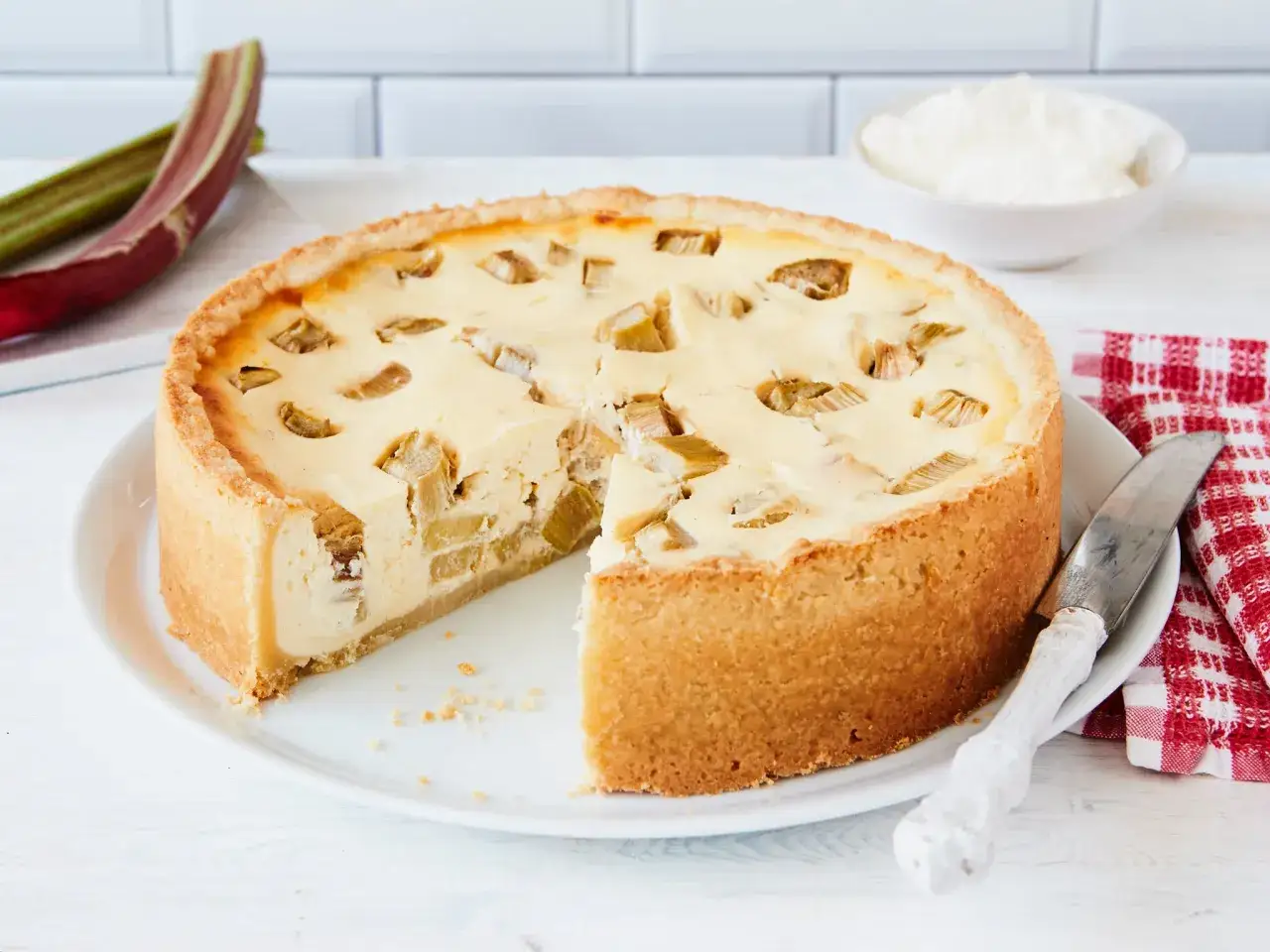Ein köstlicher Rhabarberkuchen mit Quark, frisch gebacken und bereit zum Genießen.