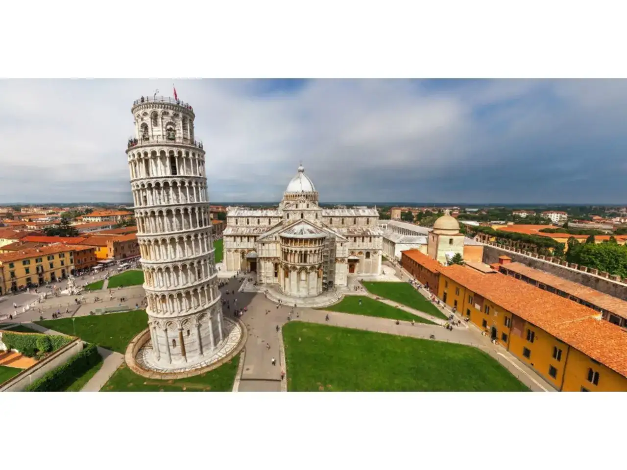 La Torre Pendente di Pisa, con il Duomo e il Battistero, si erge maestosa in Piazza dei Miracoli, un luogo iconico in Italia.