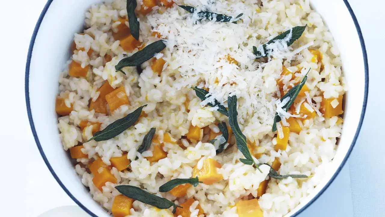 Risotto cremoso con trozos de calabaza, hojas de salvia y queso rallado. Una de las mejores recetas con calabaza.