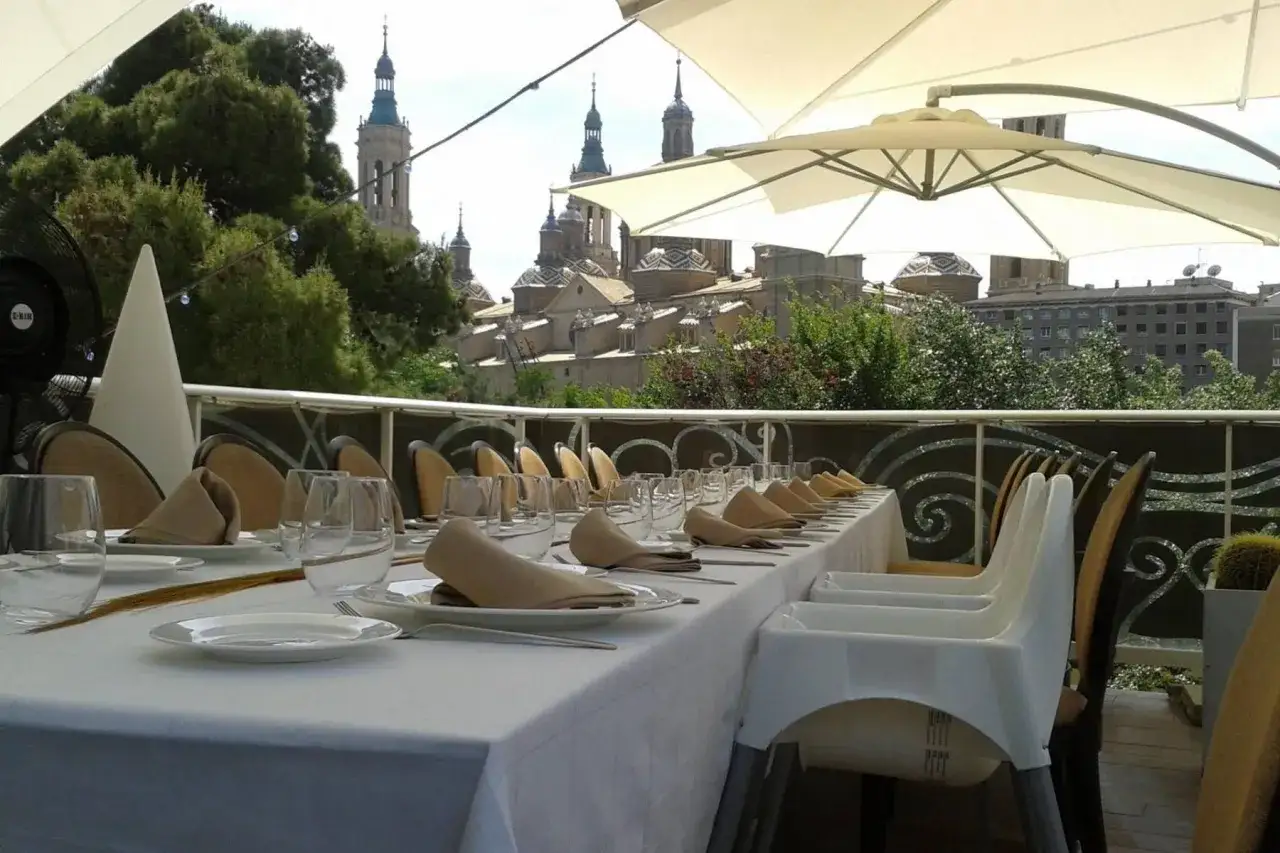 Terraza con mesa puesta para disfrutar de los mejores restaurantes Zaragoza centro. Vistas a la Basílica del Pilar.