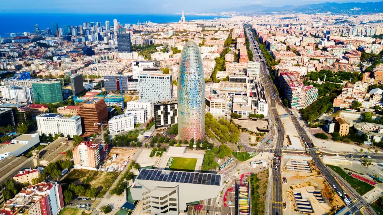 Blick auf Barcelona mit dem Torre Gl&ograve;ries. Ein Muss, was man in Barcelona gesehen haben muss, um die moderne Architektur zu bestaunen.