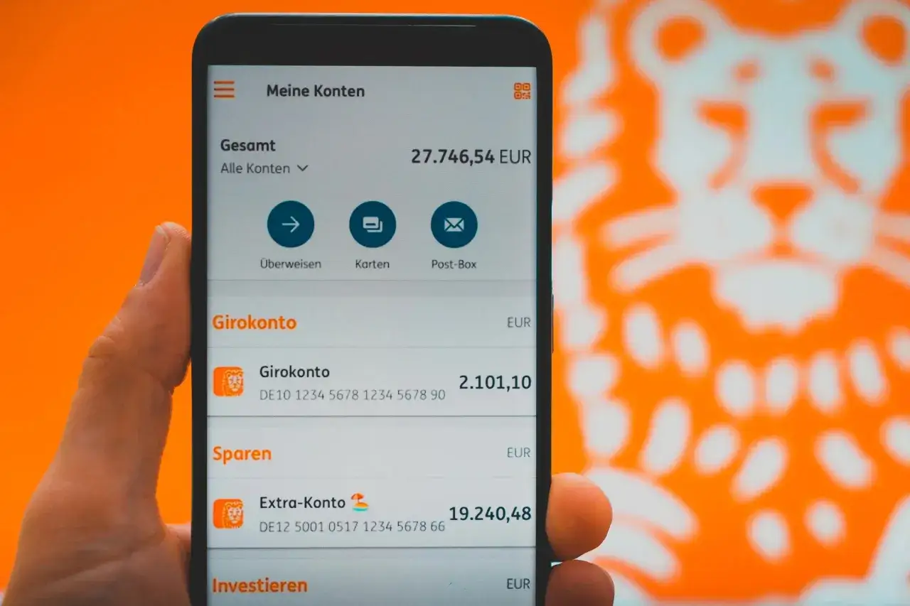 Smartphone zeigt ING Diba Kontostand. Positive Erfahrungen mit der App, die &Uuml;bersichtlichkeit und einfache Bedienung loben.