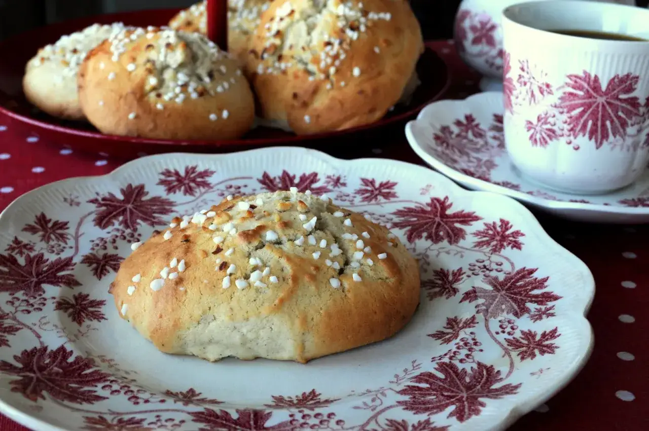 Nybakade mandelkubbar med pärlsocker, redo att avnjutas. Ett enkelt mandelkubb recept för fikat.