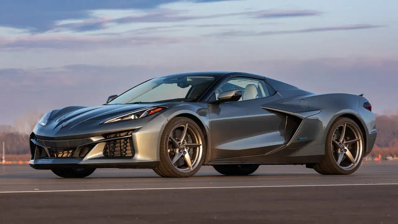 Chevrolet Corvette C8 grigio metallizzato, un esempio dei moderni **modelli Chevrolet** che unisce design aggressivo e prestazioni.