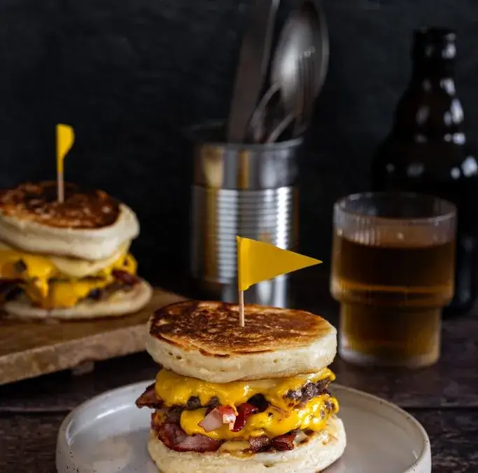 smash burger smażony na patelni żeliwnej