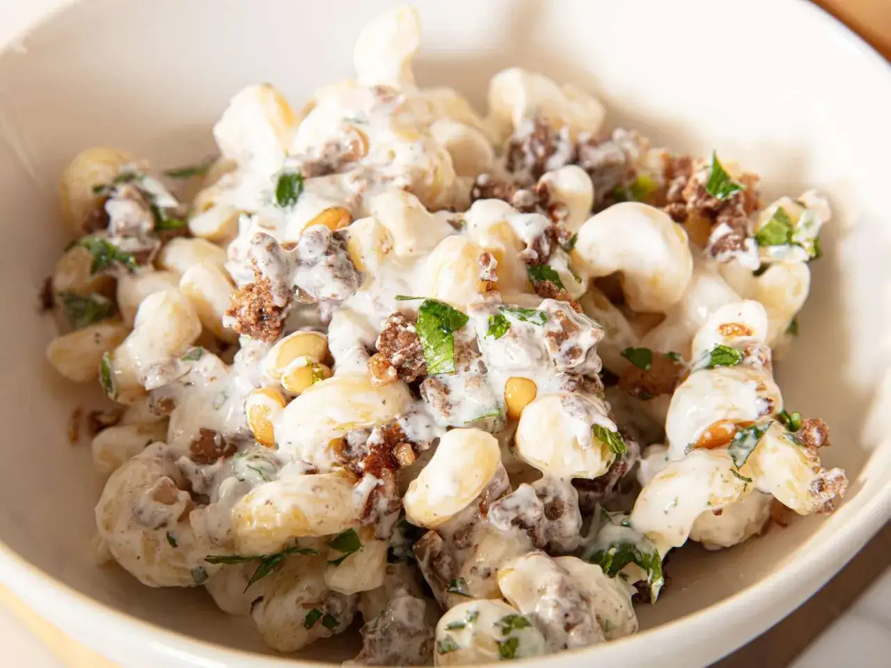 Cremige Pasta mit Hackfleisch und Petersilie. Ein einfaches sahnesauce rezept, das schnell zubereitet ist.