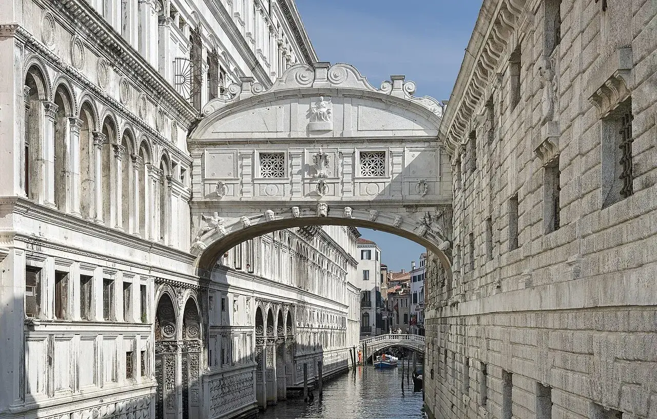 Il ponte dei Sospiri a Venezia, un'icona di romanticismo e storia, collega il Palazzo Ducale alle Prigioni Nuove.