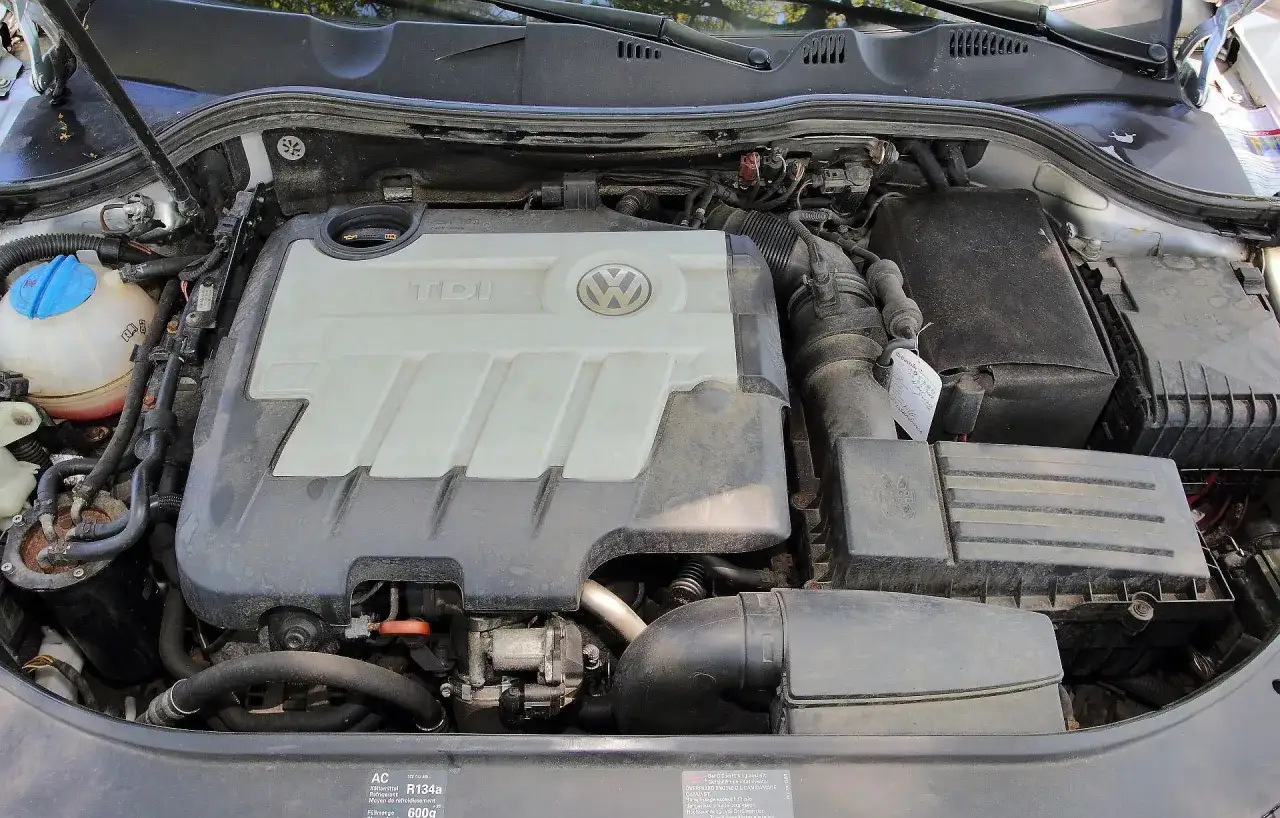 Silnik TDI w Passacie B6 2.0 TDI 140KM. Widoczny jest osprzęt i osłona silnika.