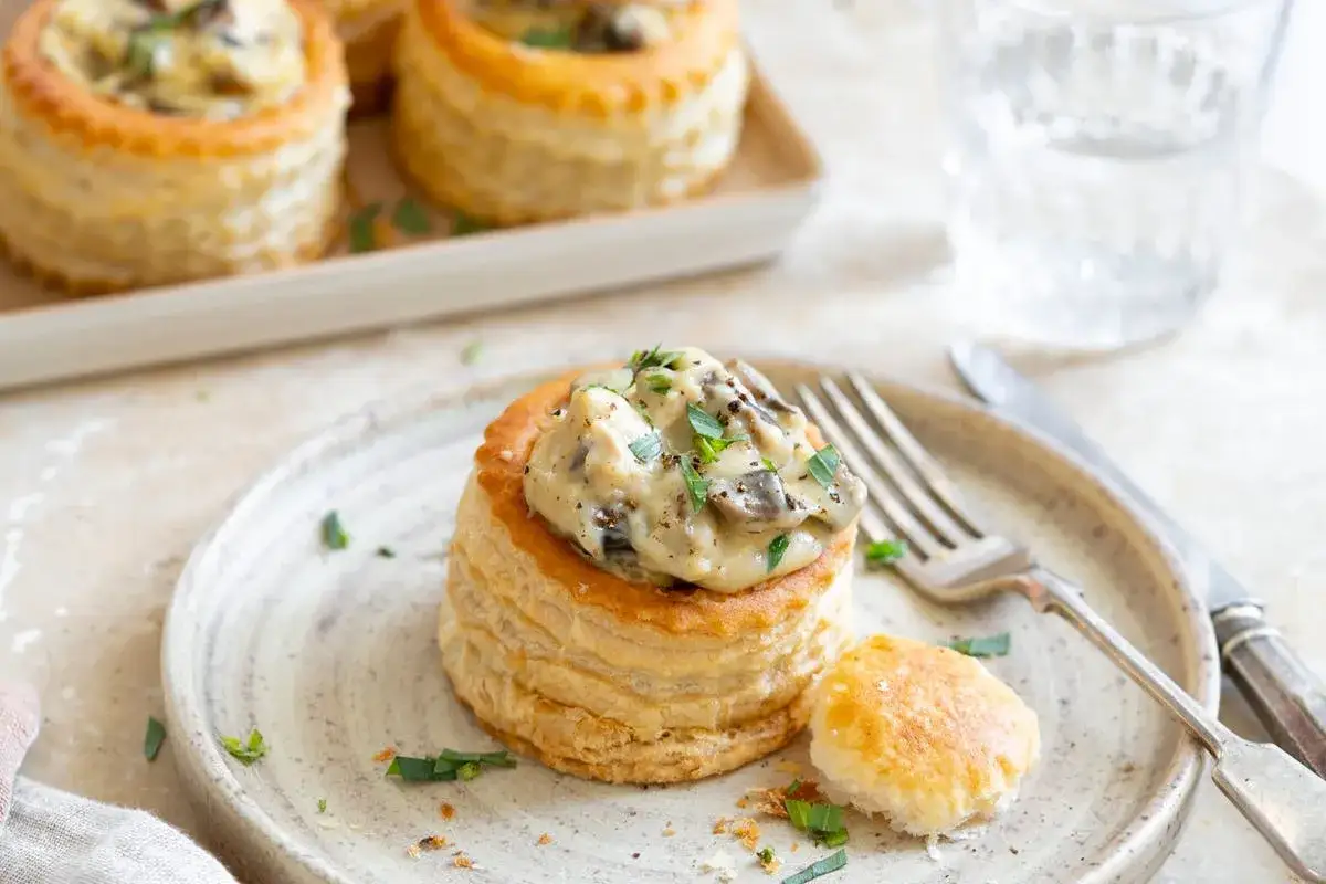 Bouchées à la reine garnies d'une sauce crémeuse aux champignons. Une recette rapide et savoureuse pour un apéritif gourmand.