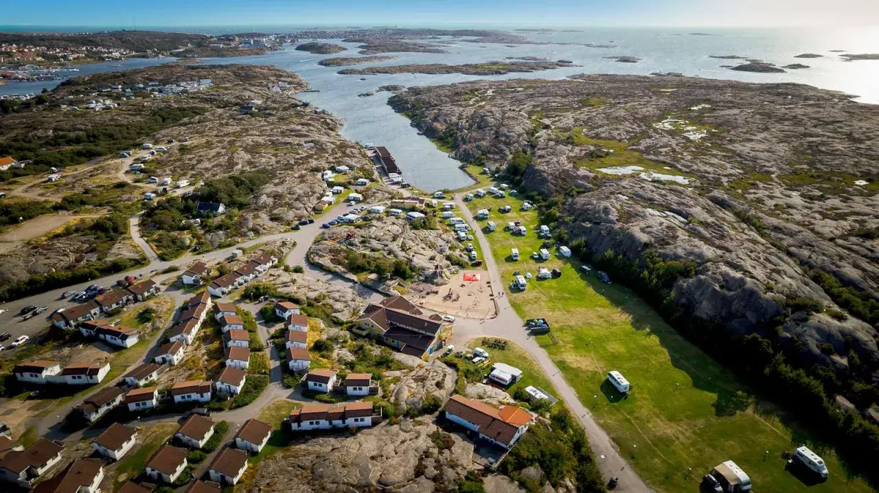 Vacker vy &ouml;ver Solvik first camp med stugor, husvagnar och lekplats vid havet.