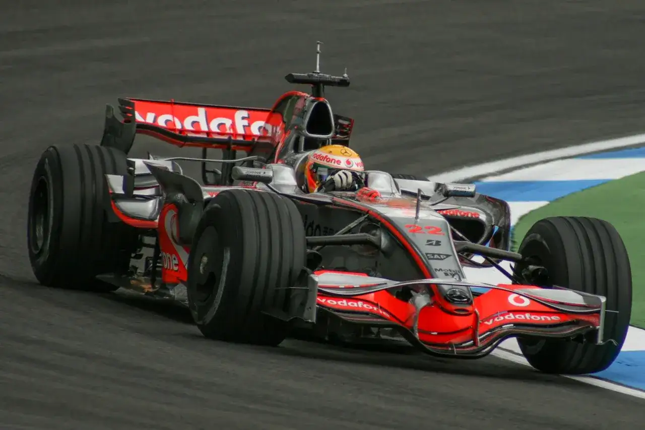 Lewis Hamilton, były mistrz świata Formuły 1, w bolidzie McLaren Vodafone na torze wyścigowym.