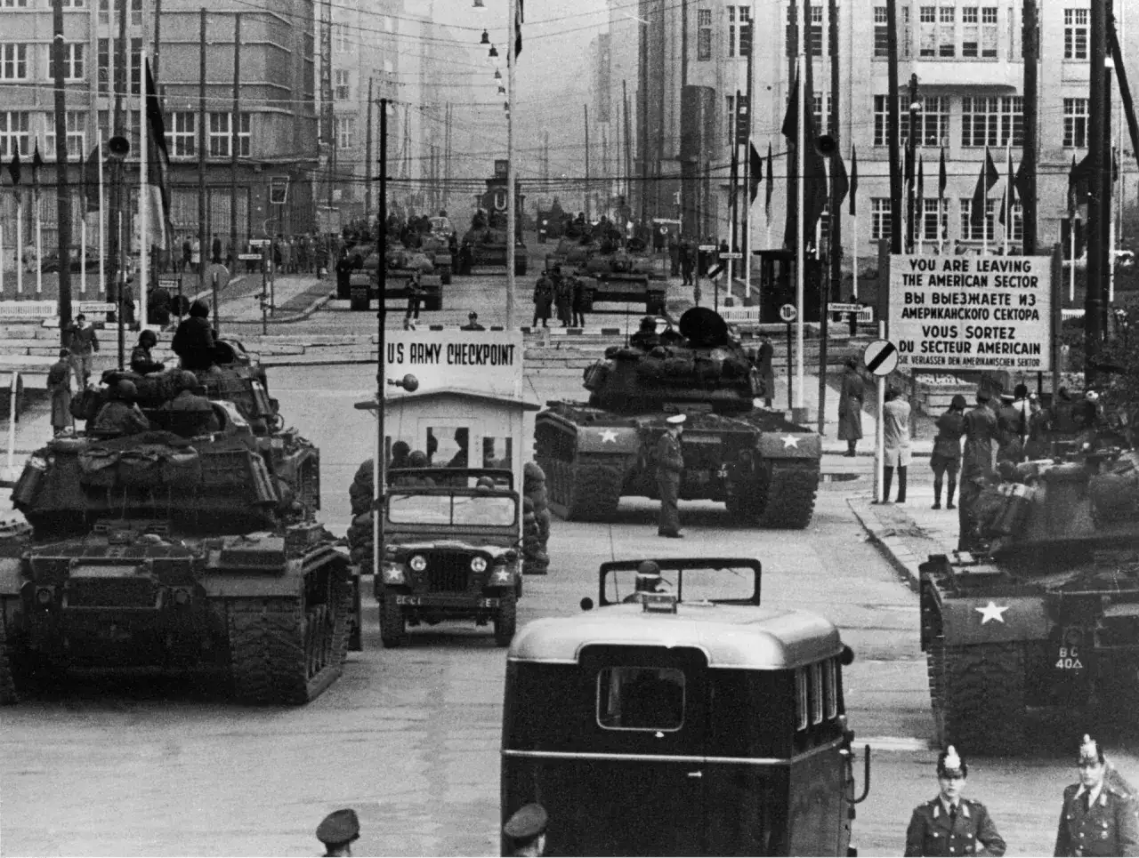 Czołgi i wojskowi na Checkpoincie Charlie. To miejsce, gdzie w 1961 roku zaczęto budować mur berliński, symbol podziału świata.