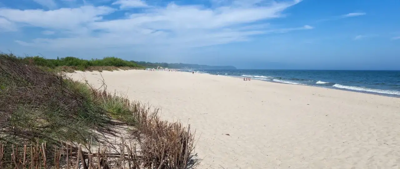 Plaża we Władysławowie, idealne miejsce na wakacyjne atrakcje. Piasek, morze i błękitne niebo.