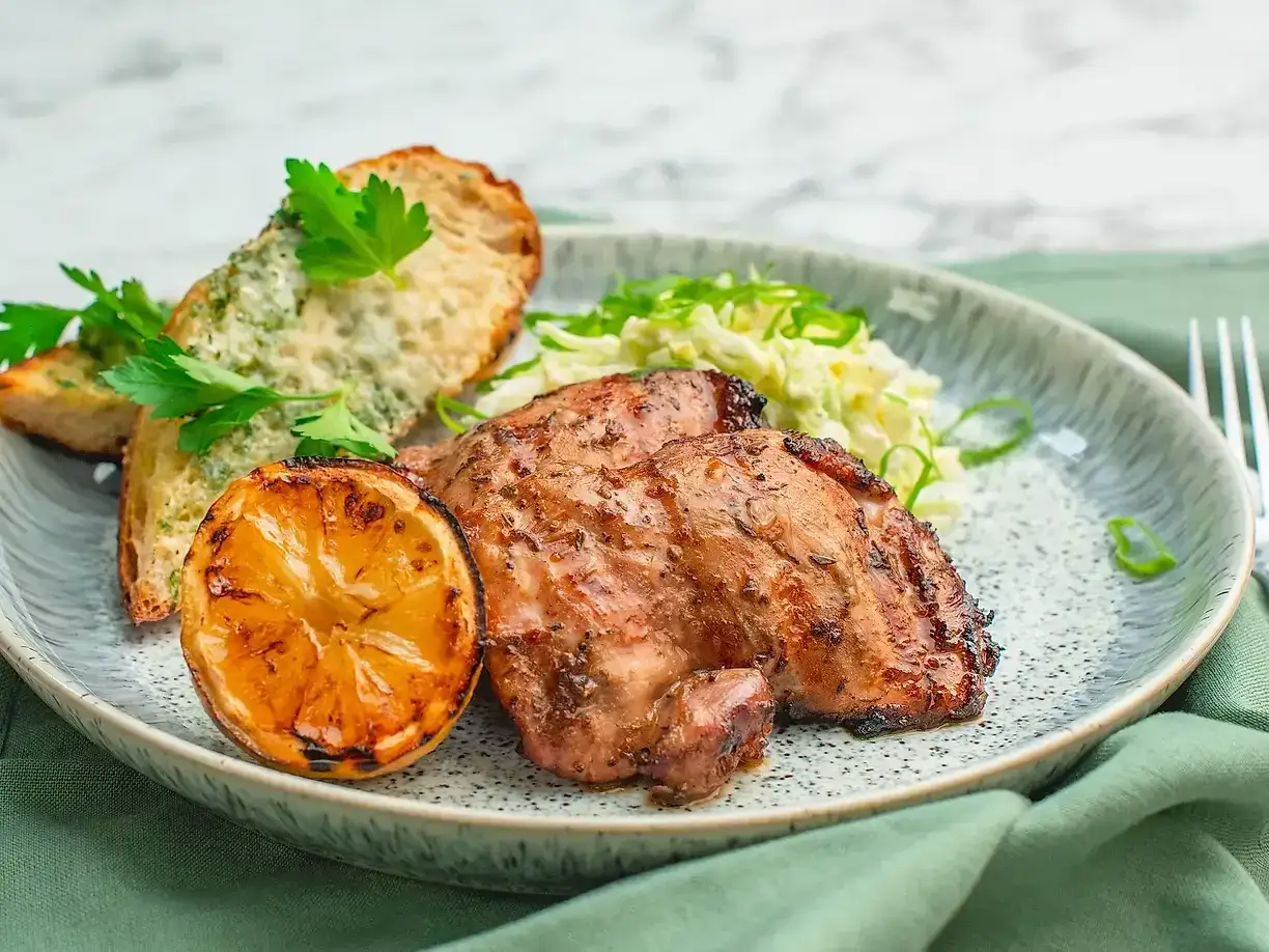 Grillad kycklingfil&eacute; med vitl&ouml;ksbr&ouml;d, citron och k&aring;lsallad. Perfekt innertemp kycklingfile f&ouml;r en god middag.