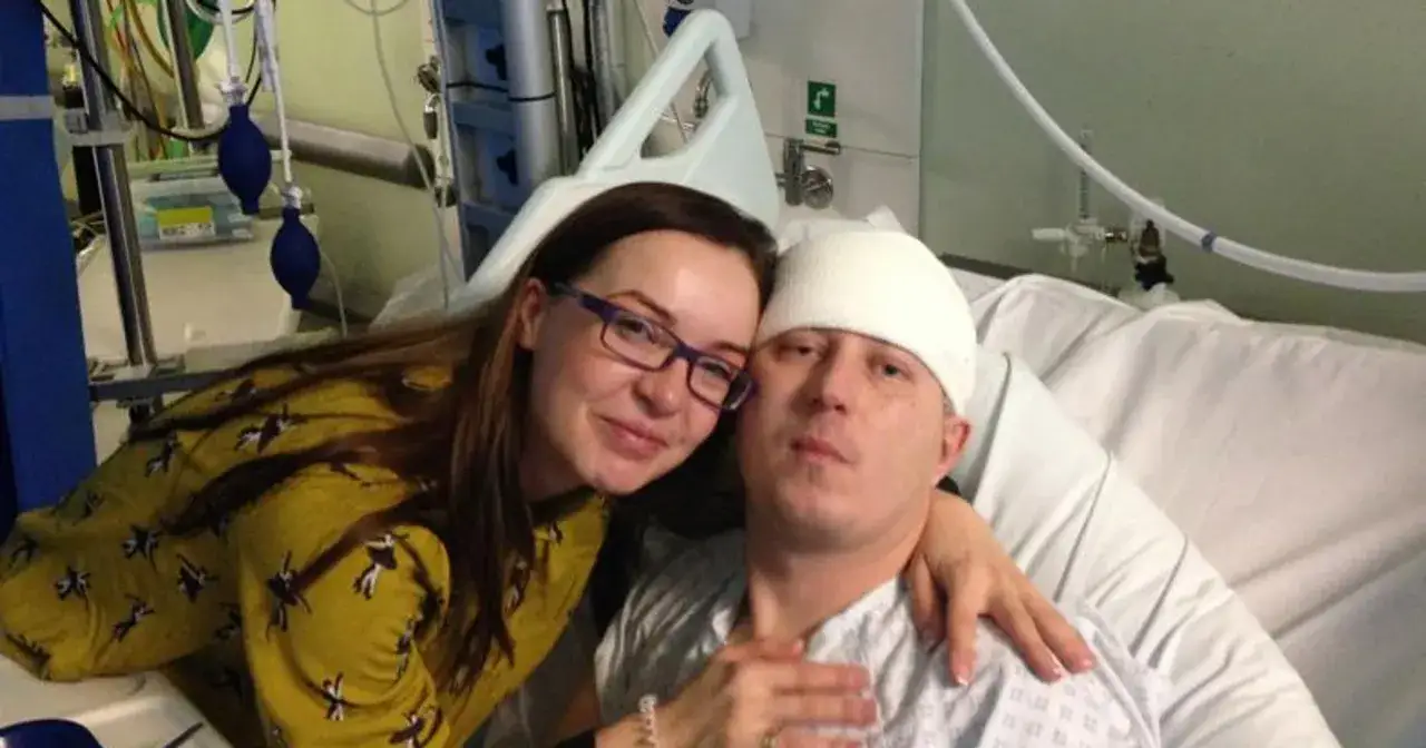 Para, która wspiera się nawzajem w szpitalu. On po operacji głowy, ona z troską przy nim. To obraz walki, nie tego, jak się umiera na glejaka.